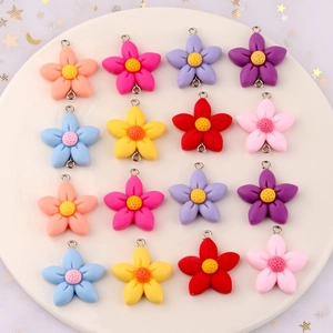 Detailopname van kleurrijke harsbloemhangers met dubbele lussen voor het maken van sieraden