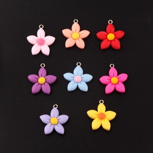 Gekleurde hars bloembedeltjes met matte afwerking en metalen ringetjes voor DIY-sieraden