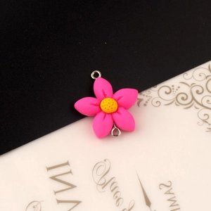 Detail van roze harsbloemen met dubbele lussen voor het maken van DIY sieraden