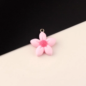 Macro detail van een roze hars bloem hanger met gouden ring voor DIY sieraden maken