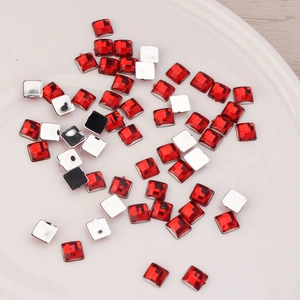 Gros plan de strass carrés rouges de 6 mm en acrylique pour décorations artisanales