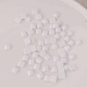 Détails macro de strass carrés blancs en acrylique 6mm pour bijoux et accessoires DIY