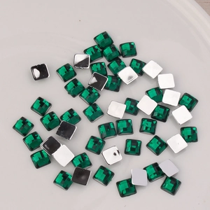 Vue macro de strass carrés en acrylique vert émeraude 6mm avec dos plat pour loisirs créatifs