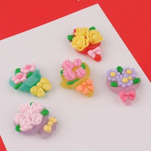 Detailansicht von fünf bunten Harz-Blumenstrauß-Anhängern für DIY-Haarschmuck und Handwerk