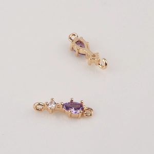 Détail du pendentif goutte plaqué or avec zircon violet et double anneau de connexion