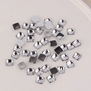 Vue macro de strass carrés transparents de 6 mm en acrylique pour loisirs créatifs