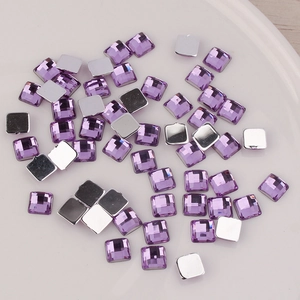 Gros plan de strass carrés en acrylique violet de 6mm avec envers en feuille d'argent