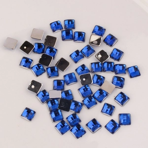 Vue détaillée de strass carrés bleus en acrylique de 6mm pour bijoux et artisanat DIY