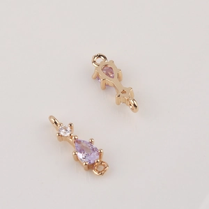 Détail des breloques en zircon avec placage en or rose pour la création de bijoux DIY