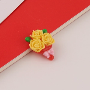 Detailliertes Harzblumenstrauß-Flachrückseite mit gelben Rosen und rosa Schleife für Basteln