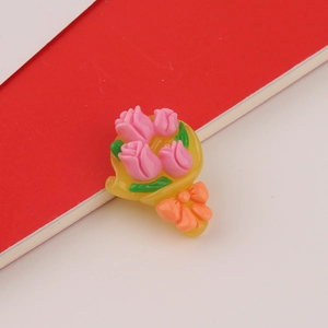 Detailansicht von DIY-Tulpenharz-Anhängern mit rosa Blüten und oranger Schleife