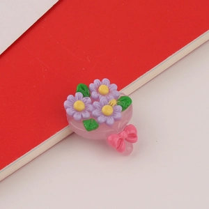 Makro-Detail des Harz-Rosenstraußes mit rosa Schleife für DIY Handyhüllen-Dekoration
