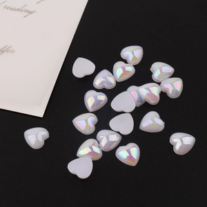Makroaufnahme von Herz-Cabochons aus Acryl mit AB-Beschichtung für DIY-Bastelarbeiten