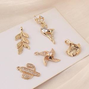 Vergoldete DIY-Anhänger mit Rentier-, Windrad- und Kaktus-Designs mit Zirkonia-Einlagen