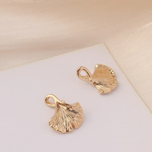 Detail von 14K vergoldeten Ginkgoblatt-Anhängern mit feiner und realistischer Blattstruktur