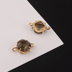 Détail du connecteur de bijoux en cristal brun en forme de losange plaqué or 18k