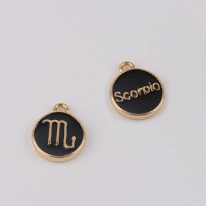 Détail de breloques zodiaque Scorpion dorées et émail noir pour la création de bijoux DIY