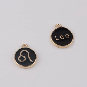 Détail de pendentifs signe Lion avec cadre doré et émail noir pour création de bijoux DIY
