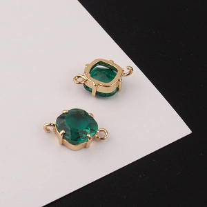 Détail d'un connecteur en cristal vert émeraude plaqué or 18k pour la création de bijoux