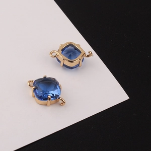 Détail de connecteurs en cristal bleu plaqué or 18k pour la création de bijoux DIY
