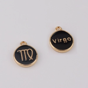 Détail macro de pendentifs ronds Vierge en émail noir avec bordures en alliage doré