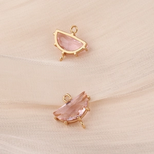 Detail von rosa Kristall-Halbmond-Anhängern mit vergoldeter Kupferfassung für DIY-Schmuck