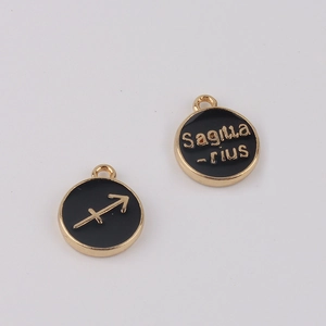 Vue macro détaillée des pendentifs zodiaque Sagittaire en noir et or pour bijoux