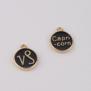 Détail des breloques Capricorne avec émail noir et finition dorée pour bijoux DIY