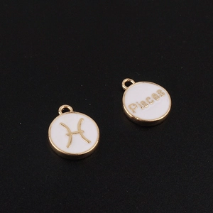 Détail macro de pendentifs dorés signe Poissons pour bijoux artisanaux