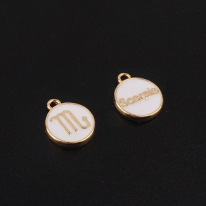 Détail de breloques Scorpion en émail blanc avec bords dorés pour la création de bijoux