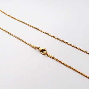 Collar de cadena box de acero inoxidable chapado en oro con cierre de mosquetón