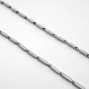 Minimalistische silberne Gliederkette aus Edelstahl mit modernem rechteckigem Geometrie-Design