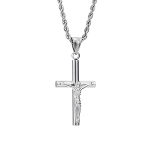 Vue détaillée du pendentif crucifix en acier avec relief 3D sur une chaîne de style corde