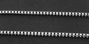 Detailaufnahme der polierten silbernen Edelstahl-Boxkette mit geometrischen Gliedern