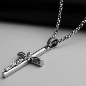 Pendentif crucifix en acier inoxydable poli avec figure de Jésus et chaîne à perles