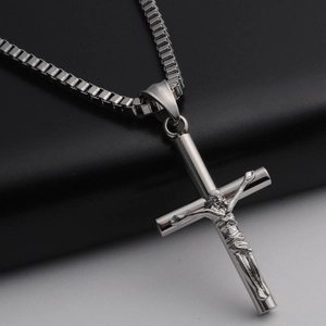 Pendentif croix crucifix en acier inoxydable poli avec une chaîne à mailles carrées