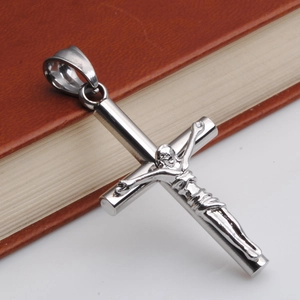 Vue détaillée du pendentif crucifix en acier inoxydable sur fond de cuir