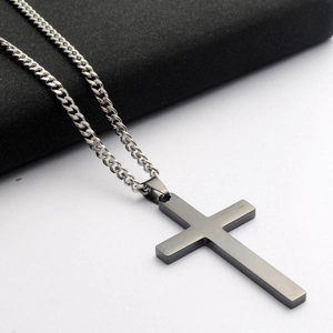Minimalistische geborstelde donkergrijze roestvrijstalen kruis ketting met Cubaanse schakel