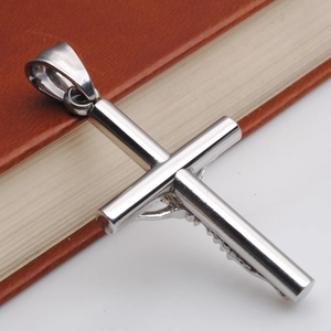 Pendentif croix poli en acier inoxydable avec relief de Jésus sur fond de livre en cuir