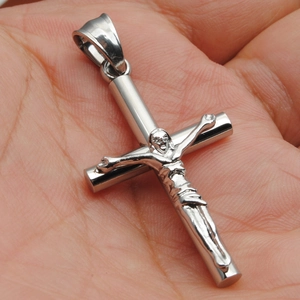 Pendentif croix crucifix en acier inoxydable poli argenté avec détails sculptés de Jésus