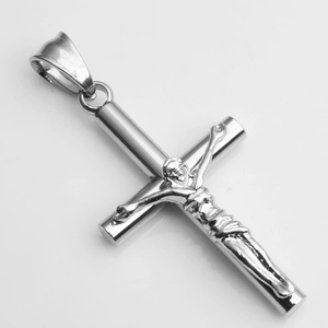 Vue macro du pendentif crucifix Jésus en argent avec relief détaillé et fini poli