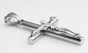 Détail macro du pendentif crucifix poli en acier inoxydable avec sculpture de Jésus en 3D