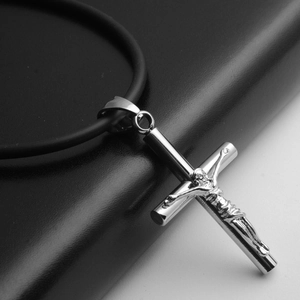 Vue macro d'un pendentif crucifix en acier inoxydable avec sculpture de Jésus