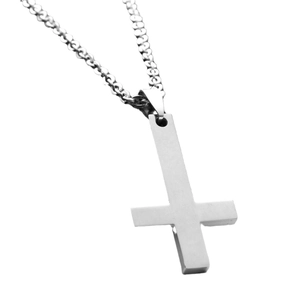 Collana minimalista con ciondolo a croce rovesciata in acciaio inossidabile argento