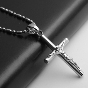 Détail macro du pendentif crucifix en acier argenté avec figurine de Jésus