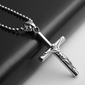 Détail du pendentif croix cylindrique en acier inoxydable argenté avec relief Jésus sur chaîne