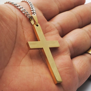 Gepolijste gouden kruishanger met zilveren Cubaanse ketting voor heren in minimalistische stijl