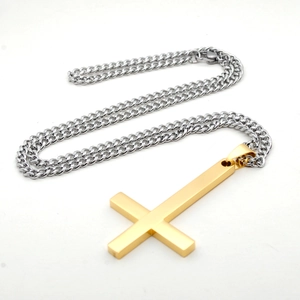 Pendentif croix inversée dorée pour homme avec chaîne gourmette en acier inoxydable argenté