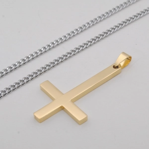 Vue détaillée du pendentif croix dorée minimaliste avec chaîne fine en acier inoxydable