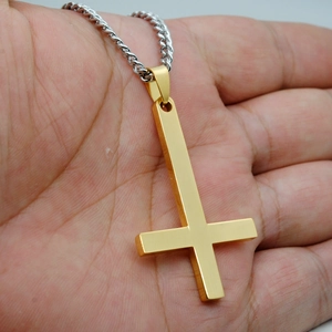 Collier Pendentif Croix Renversée en Acier Inoxydable Vintage Gothique Punk Bijoux Croix de Saint-Pierre Hommes Femmes